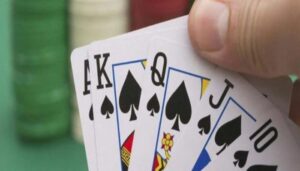 Thùng Phá Sảnh Và Tứ Quý Cái Nào Lớn Hơn Khi Chơi Poker?